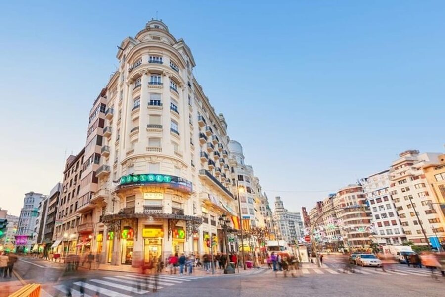 Valencia: Must-See Attractions Walking Tour - Virgen de los Desamparados Basilica: when spiritual Valencia meets public life