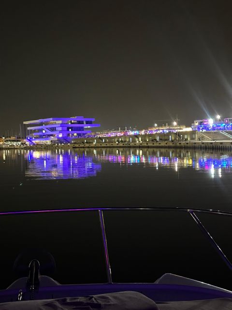 Valencia: Night Cruise with Free Drink - Skippers and the live guide: making landmarks feel easy