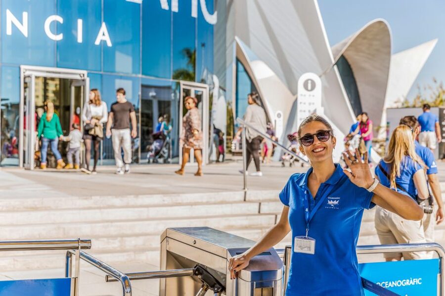 Valencia: Oceanogràfic Entry Ticket - Oceanogràfic’s setting: City of Arts and Sciences, plus an outdoor lake