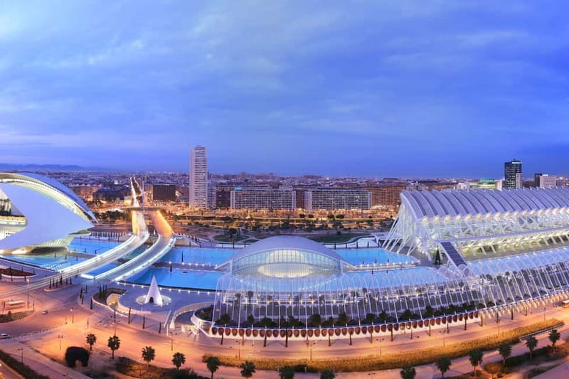 Valencia: Oceanogràfic, Hemisfèric & Science Museum Combo - Belugas, sharks, jellyfish, and the “ecosystems first” layout