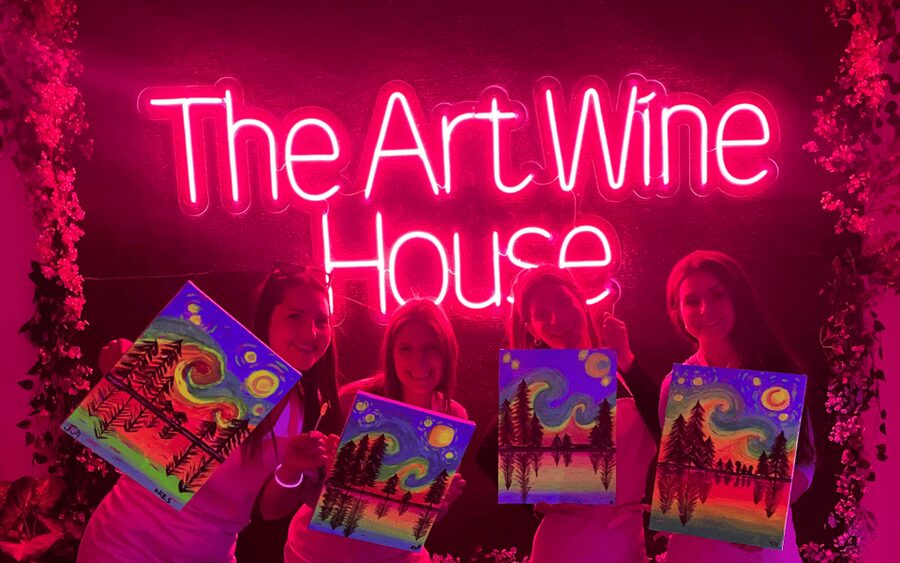 Valencia: Pinta un cuadro fluorescente y bebe vino - Neon Wine Painting in Valencia, What the Experience Really Feels Like