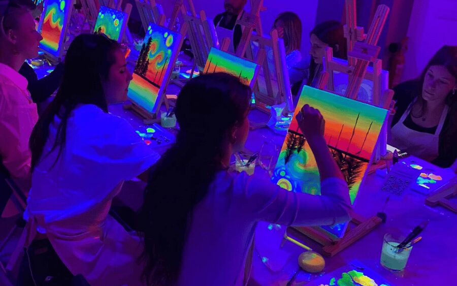 Valencia: Pinta un cuadro fluorescente y bebe vino - Fluorescent Paint Step by Step, Beginner-Friendly by Design