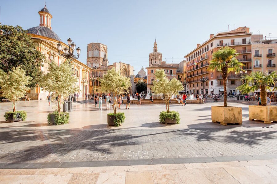 Valencia: Private Brunch Tour with Basic Spanish Learning - The tastings: coffee, snacks, then a real restaurant stop