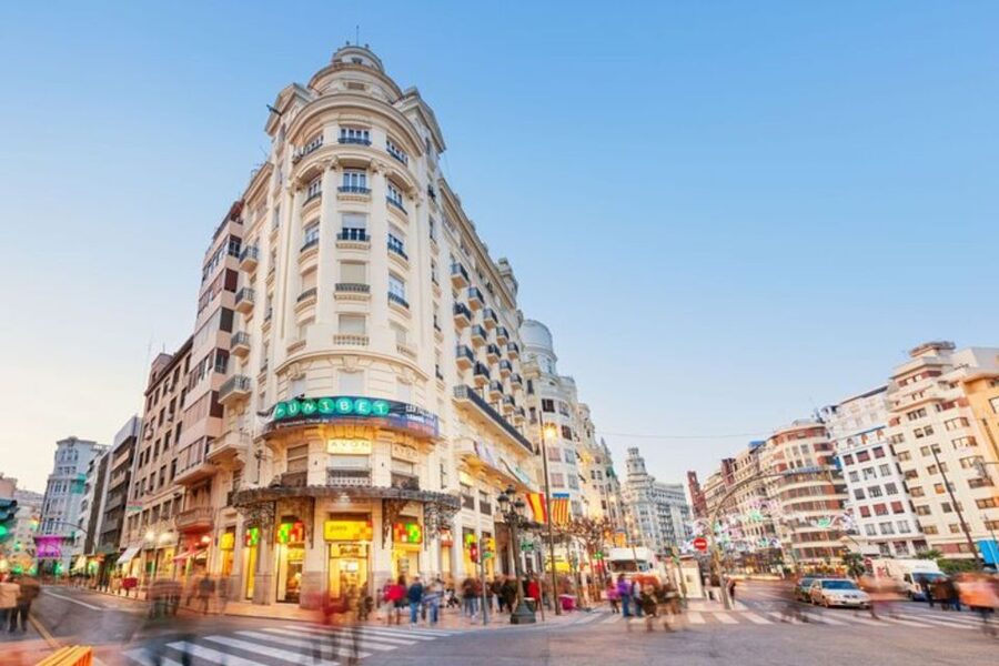 Valencia: Private custom tour with a local guide - The first stops: photo pause and early orientation