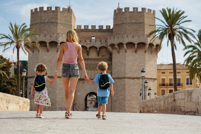 Valencia Private Family Tour - Plaça de Dècim Juni Bruto: make history a game for kids