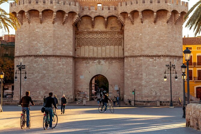 Valencia (Ruzafa): Guided Bike Tour of the city's highlights. - Plaza de la Mare de Déu and Plaza de la Reina, The Photo Route with a Pulse