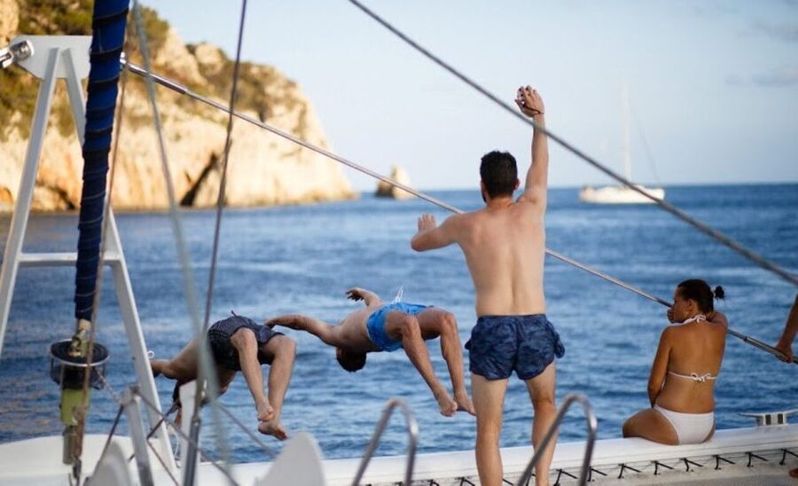 Valencia: Sailing Catamaran Cruise with Valencian Lunch - Onboard bar and what you might spend extra on