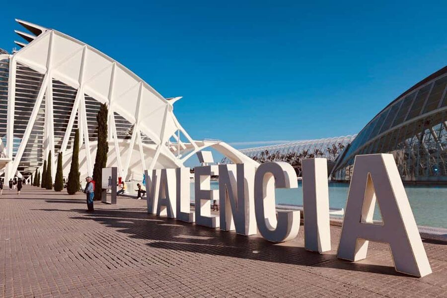 Valencia: the best 25 spots in the city by bike! - Starting in Ruzafa, then rolling to Plaza del Ayuntamiento