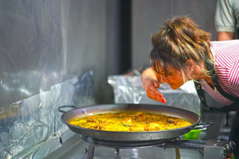 Valencia: Traditional Paella Cooking Class and Dinner - Key things that make this paella class worth your time
