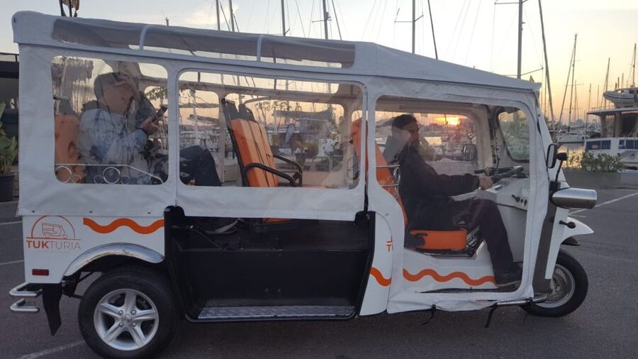 Valencia: Tuk Tuk City Tour - City of Arts and Sciences: Futuristic Valencia by Electric Wheels