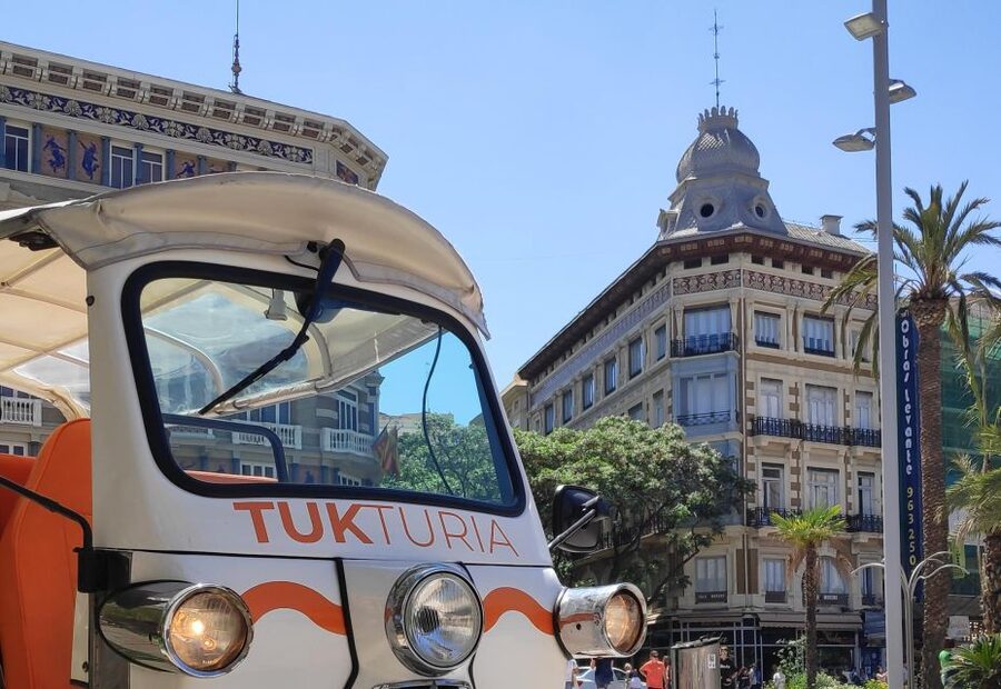 Valencia: Tuk Tuk Historical Tour - Rain or shine: how to plan for weather within 1 hour