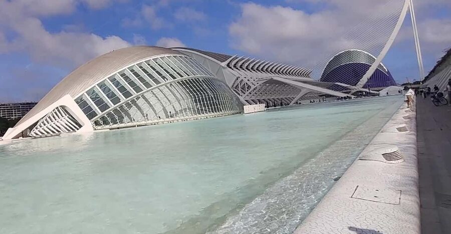 Valencia: Turia Park Guided Bike Tour - City of Arts and Sciences: learning to read the architecture from the bike seat