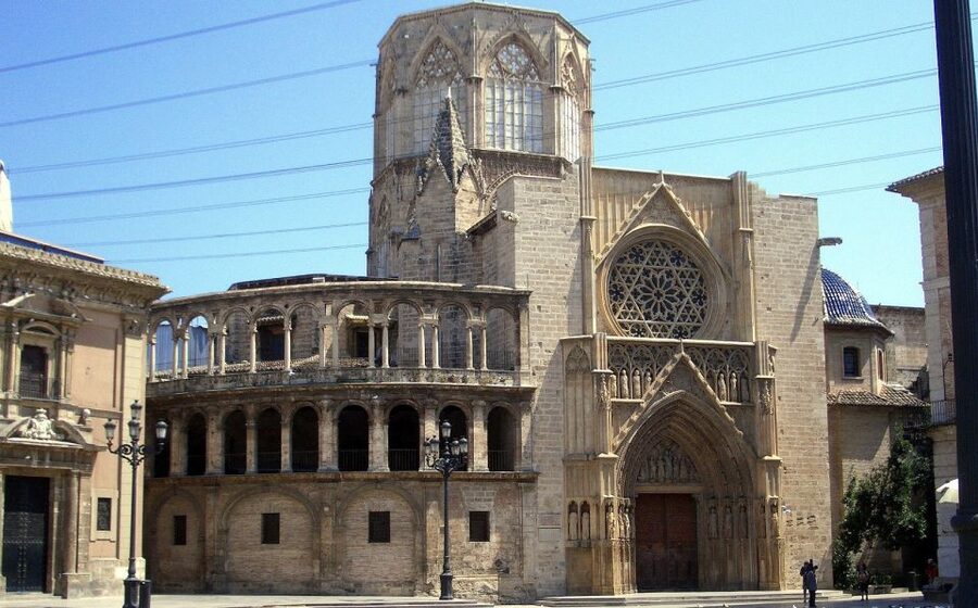 Valencia: Walking Tour of the Medieval City Center - Torres de Serranos: a city gate you can actually feel