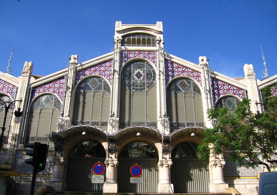 Valencia: Walking Tour of the Medieval City Center - The historic Silk Exchange: trade that left stone behind