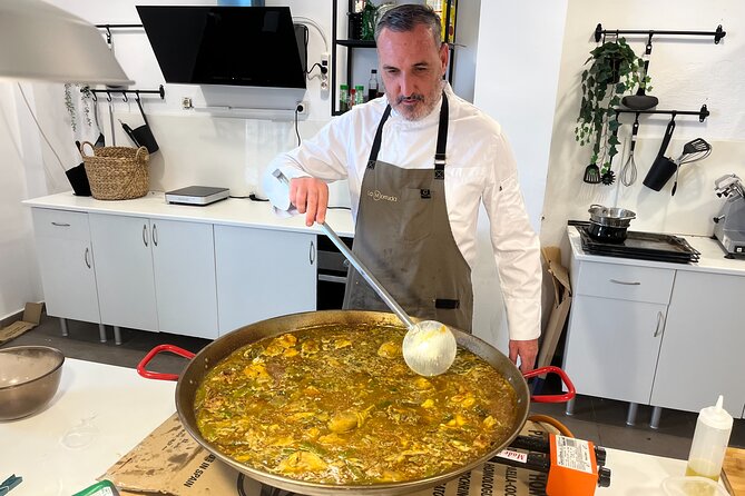 Valencian Paella class with welcome drinks and tapas - The flow of the class: from welcome drinks to your finished lunch