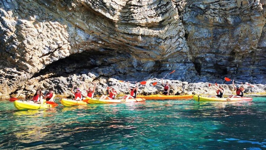 Villajoyosa: Kayak trip - Alicante Aventura check-in: fluorescent shirts, quick instructions, less stress