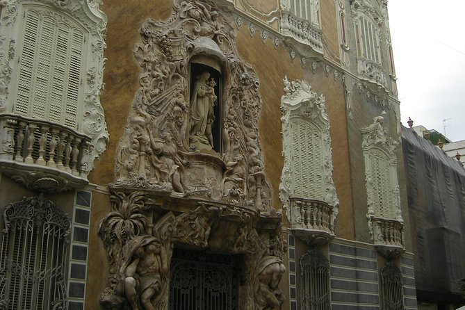 Walking in Valencia - Plaza Redonda, an Old Mall That Still Feels Local