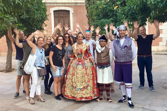Walking tour through the old town with a Dutch-speaking city guide - Meeting at Ayuntamiento, ending near Plaça de la Verge