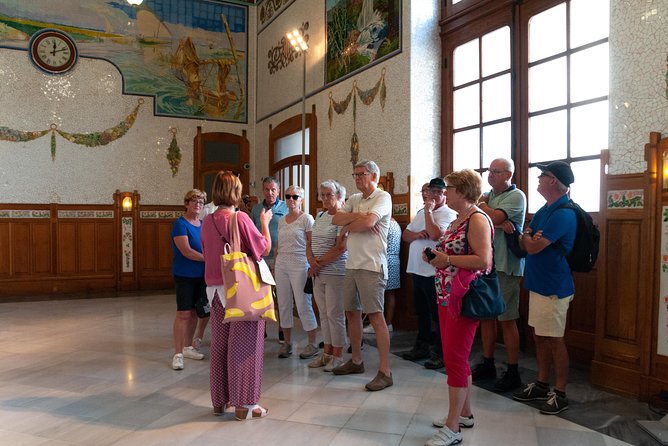Walking tour through the old town with a Dutch-speaking city guide - Annick’s guide style: Dutch storytelling, local perspective, lots of interaction